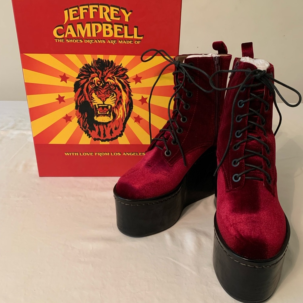 Sz. 9 Jeffrey Campbell “Commando” Wine Velvet Platform Boots
